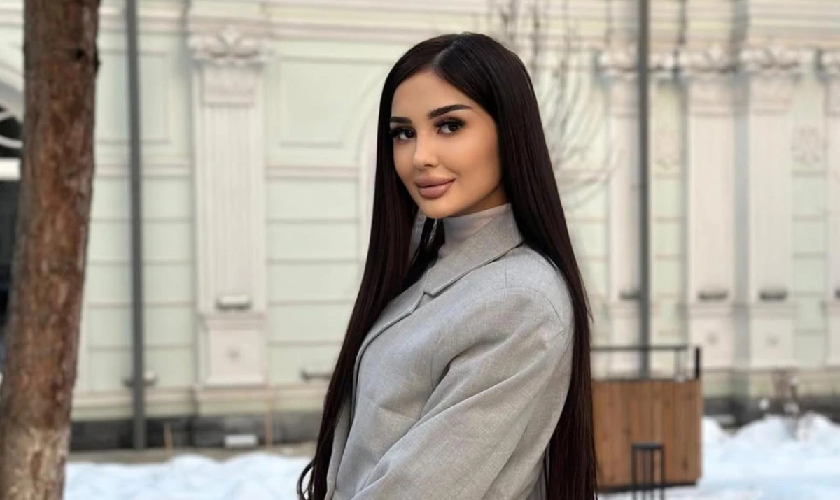 Bloger Sevinchka tor ko‘ylakda qomatini namoyish etdi