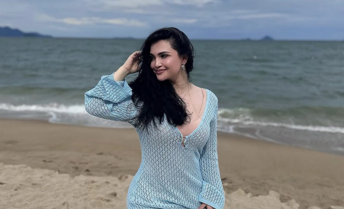 Luiza Rasulova shaftoli rangli tor ko‘ylakda qomatini namoyish etdi