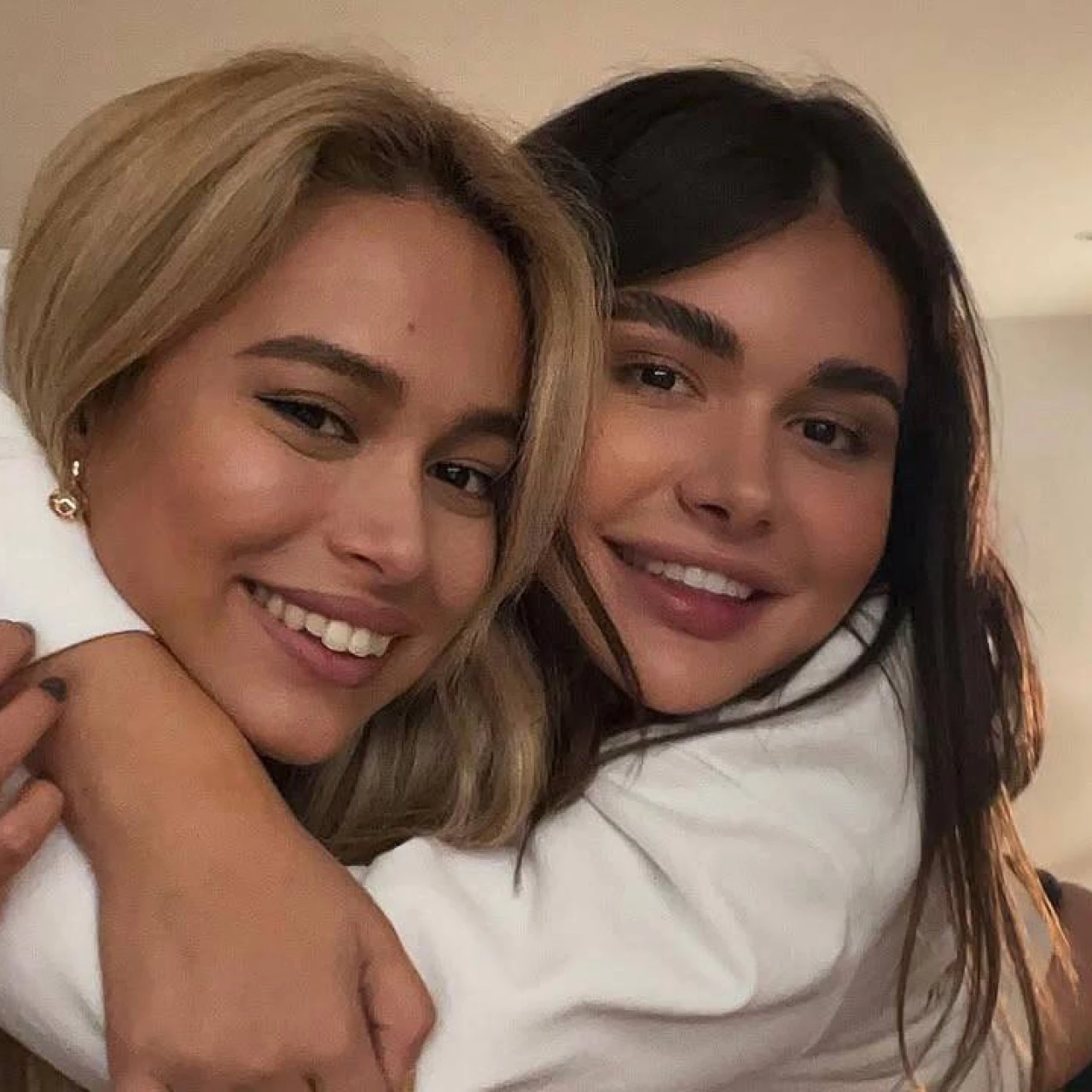 Toliq yalangoch Marianna va Kamila Davalosning fotosuratlari