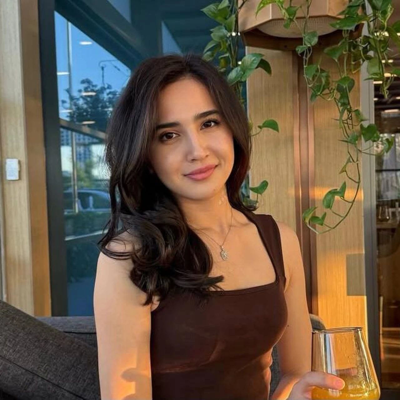 Saunada uy qurib suratga tushayotgan qizlar Saunada uy qurib suratga tushayotgan qizlar