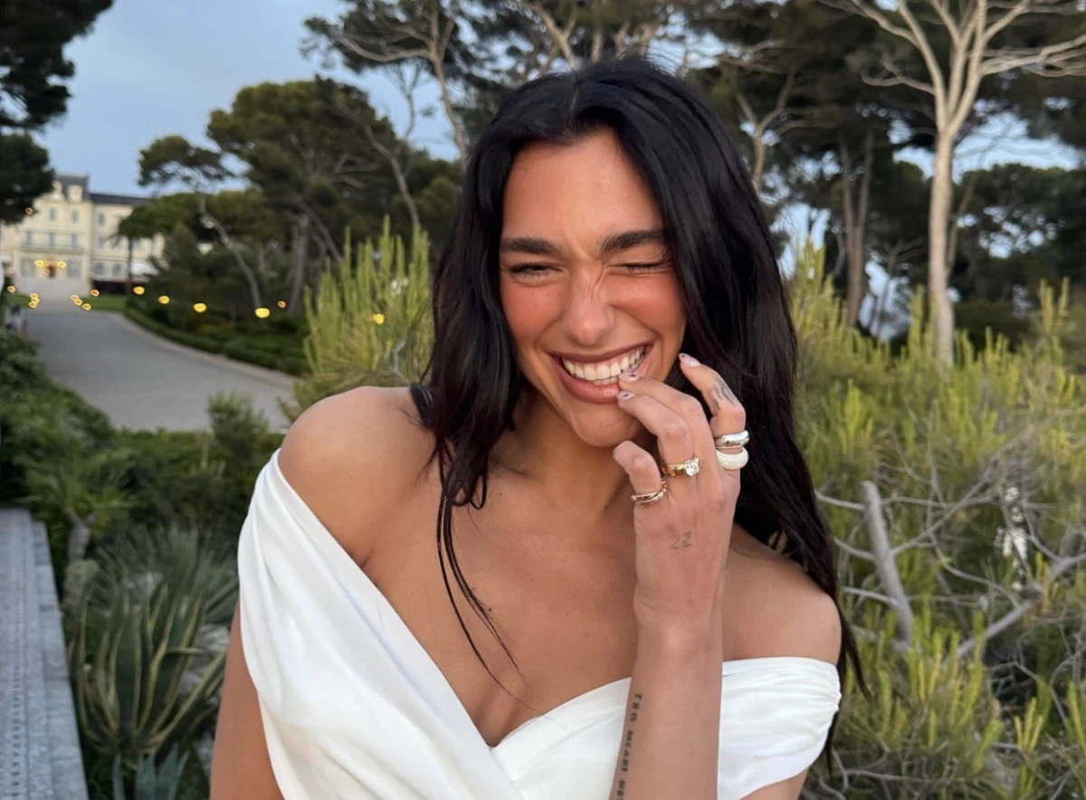 Dua Lipa cho‘milish kiyimidagi suratlarini e’lon qildi