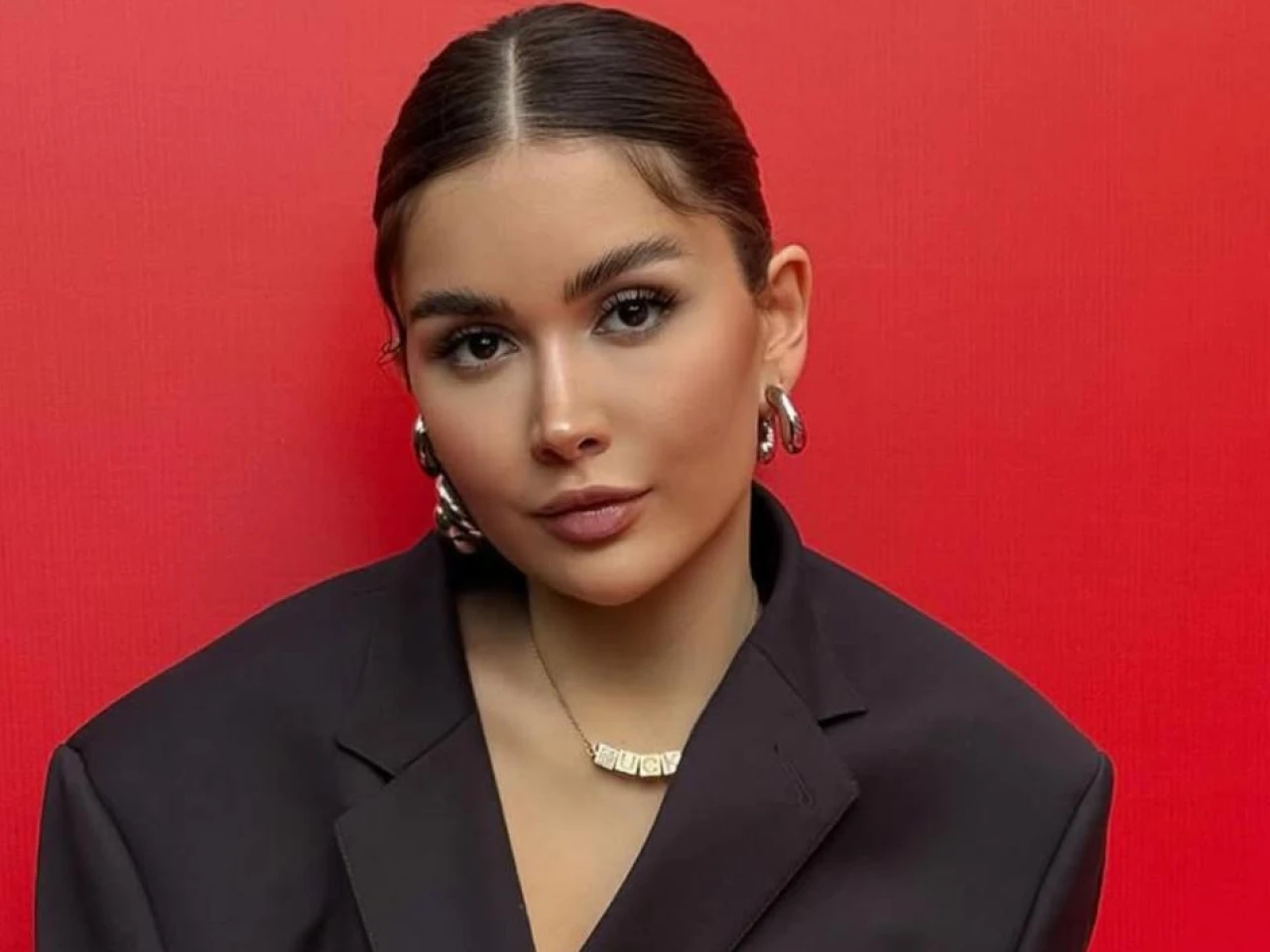 Qizil libosdagi katta dumba Qizil libosdagi katta dumba