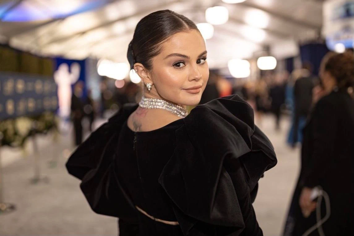 Met Gala’dagi mojaro: Selena Gomesning muxlislari Zendeyani taqlid qilishda ayblamoqda