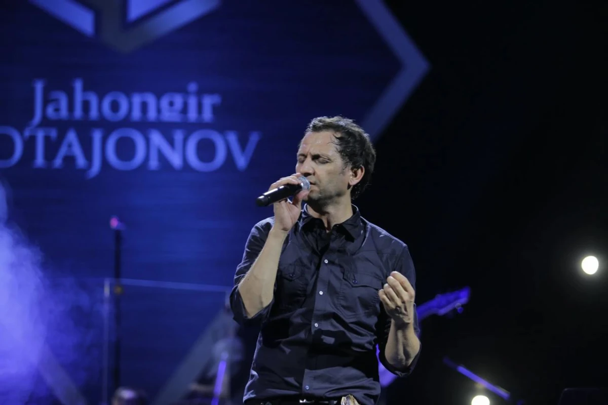 Jahongir Otajonov konsertda odamlarga pul sochdi