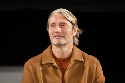 Mads Mikkelsen qutb trilleri “Sirius”ni boshqaradi