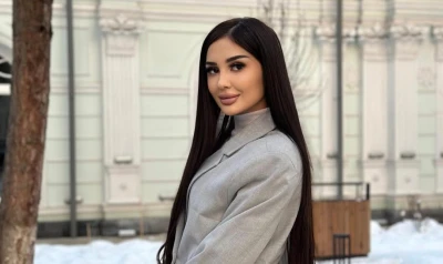Bloger Sevinchka tor  ko‘ylakda qomatini namoyish etdi