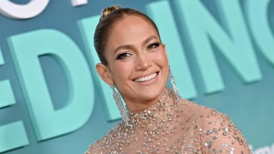 Jennifer Lopez yarim yalang‘och holda fotosessiyada suratga tushdi