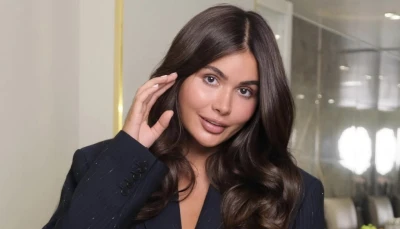 Maryam Tillayeva “Er topdim” deb yozilgan taxtacha bilan Toshkentni aylandi