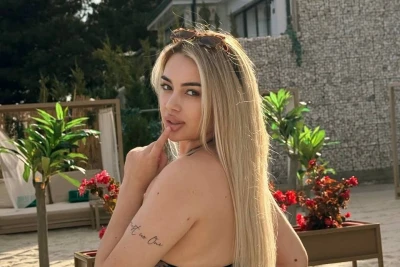 Bloger Nigina mini-shorti kiygan suratlarini sahifasiga joyladi