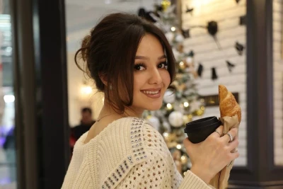 Bloger Husnora Shodiyeva 32 yoshini Parijda qarshi oldi