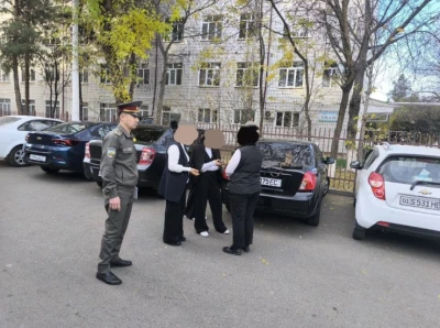 В Ташкенте девочка без водительского удостоверения села за руль и приехала в школу